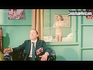 Edwige Fenech in La soldatessa alle grandi manovre (1978) 7