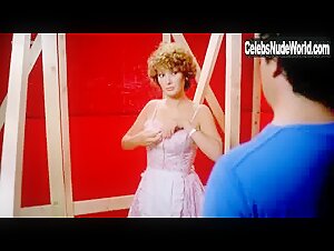 Edwige Fenech in La patata bollente (1979) 14