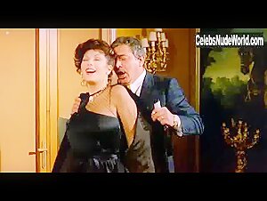 Edwige Fenech in La moglie in vacanza... l'amante in citta (1980) 15