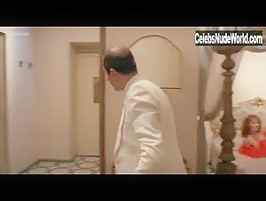 Edwige Fenech in Il ficcanaso (1980) 12