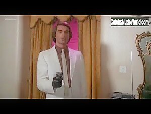 Edwige Fenech in Il ficcanaso (1980) 17