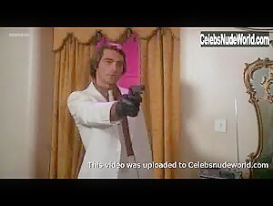 Edwige Fenech in Il ficcanaso (1980) 18