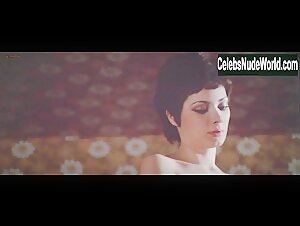 Edwige Fenech in Nude per l'assassino (1975) 18