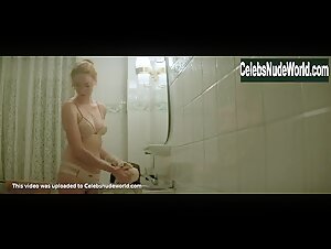 Freya Mavor in La dame dans l'auto avec des lunettes et un fusil (2015) 10