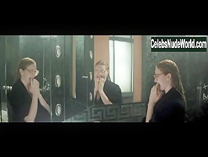 Freya Mavor in La dame dans l'auto avec des lunettes et un fusil (2015) 7