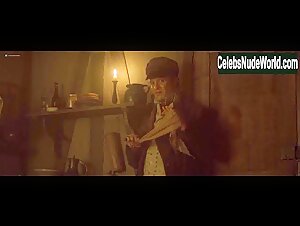 Freya Mavor in L'Empereur de Paris (2018) 19