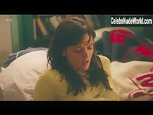 Frankie Shaw Flashing , boobs in SMILF (series) (2017) 12