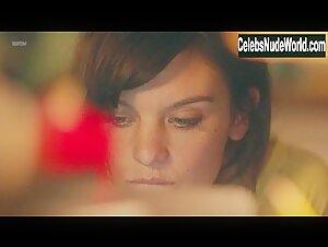 Frankie Shaw Flashing , boobs in SMILF (series) (2017) 2