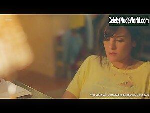 Frankie Shaw Flashing , boobs in SMILF (series) (2017) 7