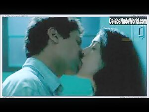 Fanny Valette Kissing , boobs in La petite Jerusalem (2005)