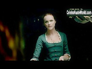 Hannah New Costume , Flashing boobs in Black Sails (series) (2014) 13