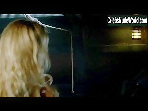 Hannah New Costume , Flashing boobs in Black Sails (series) (2014) 6