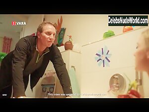 Hannah Hoekstra in Volgens Robert (series) (2013) 14