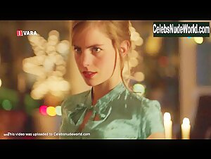 Hannah Hoekstra Flasing , Butt in Volgens Robert (series) (2013) 16