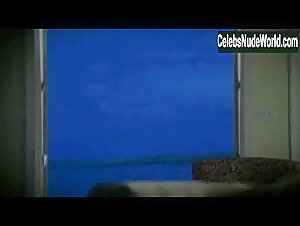 Hannah Fierman Hot , Kissing scene in SiREN (2016) 20