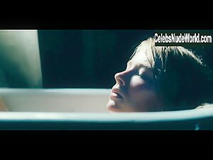 Haley Bennett in Girl on the Train (2016) 17