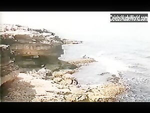 Greta Scacchi Beach , Outdoors in La donna della luna (1988) 3