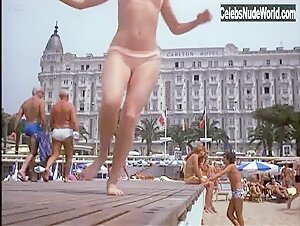 Goldie Hawn in There's a Girl in My Soup (1970) 13