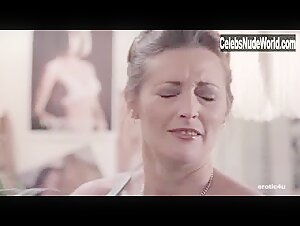 Glory Annen in Felicity (1978) 12
