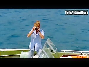 Gloria Guida in La minorenne (1974) 14