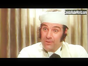 Gloria Guida in Il solco di pesca (1975) 4