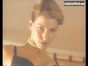 Giulia Siegel Lingerie , Flashing boobs in Singlefalle - Liebesspiele bis in den Tod (1999) 13