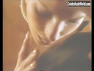 Giulia Siegel Lingerie , Flashing boobs in Singlefalle - Liebesspiele bis in den Tod (1999) 16