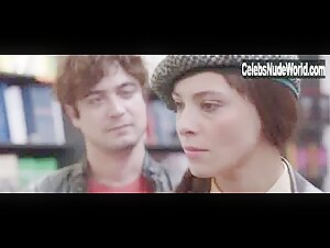 Jasmine Trinca in Nessuno si salva da solo (2015) 7