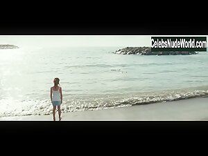 Jasmine Trinca in Fortunata (2017) 11