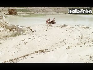 Jane Birkin in Je t'aime moi non plus (1976) 12