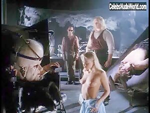 Jacqueline Lovell Nipple , Close Up in Head of the Family (1996) 4