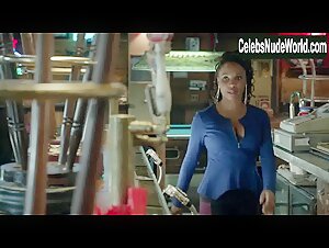 Isidora Goreshter Flasing , boobs in Shameless (series) (2011) 13