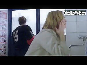Isabelle Huppert in La pianiste (2001) 17