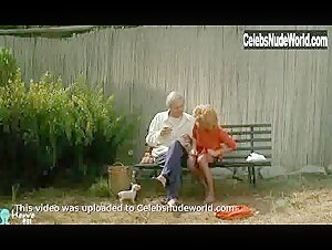Isabelle Huppert Lingerie , Hairy Pussy in Storia di Piera (1983) 16
