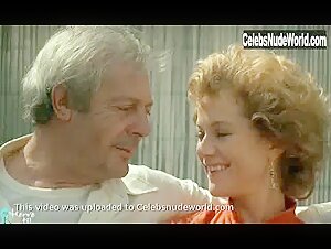 Isabelle Huppert Lingerie , Hairy Pussy in Storia di Piera (1983) 8