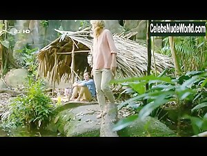 Isabell Gerschke in Fluss des Lebens - Verloren am Amazonas (2013) 1