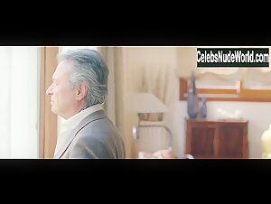 Ingrid Garcia Jonsson in Yo, mi mujer y mi mujer muerta (2019) 11