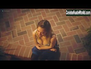 Hunter Schafer Cleavage , Kissing in Euphoria (series) (2019) 19
