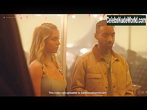 Hunter Schafer Cleavage , Kissing in Euphoria (series) (2019) 3