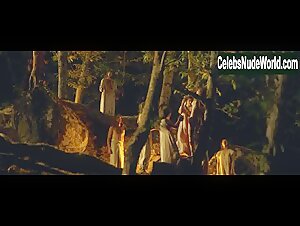 Jenna Thiam in Capri-Revolution (2018) 17