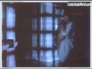 Jennifer Jason Leigh Falshing , boobs in Single White Female (1992) 13
