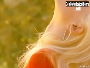 Jenny McCarthy Outdoor , Close Up in Playboy: The Ultimate Jenny McCarthy (2005) 2