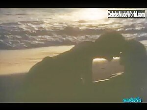 Jewel Shepard Outdoor , Kissing in Christina y la reconversion sexual (1984) 20