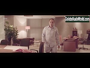 Juana Acosta shower , hot scene in Jefe (2018) 5