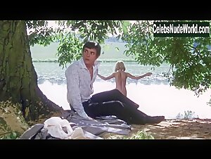 Judy Geeson in Here We Go Round the Mulberry Bush (1968) 3