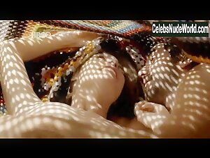 Juliana Schalch Kissing , boobs in O Negocio (series) (2013) 9