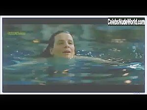 Juliette Binoche Pool , Explicit in Decalage horaire (2002) 11