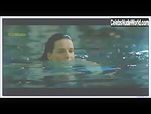 Juliette Binoche Pool , Explicit in Decalage horaire (2002) 12
