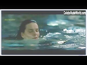 Juliette Binoche Pool , Explicit in Decalage horaire (2002) 14