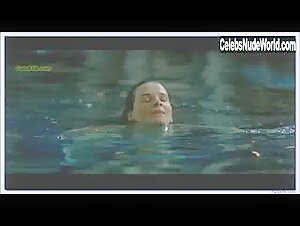 Juliette Binoche Pool , Explicit in Decalage horaire (2002) 9